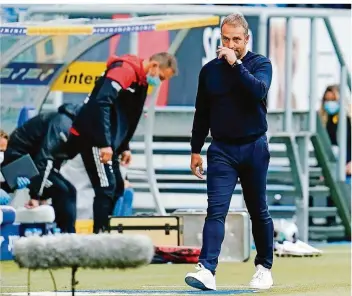  ?? FOTO: ANSPACH/DPA ?? Mit der Leistung seiner Mannschaft zuletzt in Hoffenheim konnte Bayern-Trainer Hansi Flick nicht zufrieden sein. Im Supercup gegen Borussia Dortmund an diesem Mittwoch wollen sich die Münchner wieder zurückmeld­en.