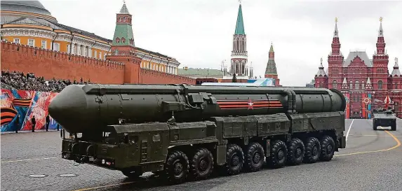  ?? FOTO REUTERS ?? Dejte si na nás pozor! Balistická raketa Sarmat patří mezi vlajkové lodě nové výzbroje ruské armády. Na snímku během vojenské přehlídky na Rudém náměstí v Moskvě.