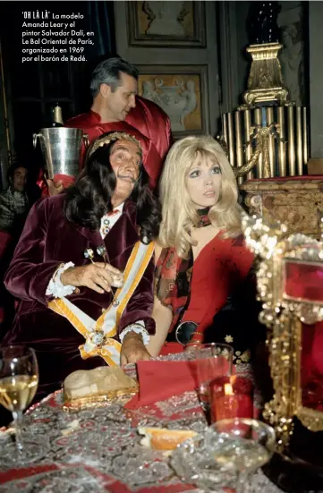  ??  ?? ‘OH LÀ LÀ’
La modelo
Amanda Lear y el pintor Salvador Dalí, en
Le Bal Oriental de París, organizado en 1969 por el barón de Redé.