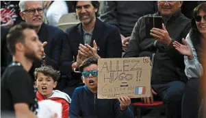  ?? | PHOTO : AFP ?? De jeunes supporters d’Hugo Gaston lors de ce Roland-Garros 2022.