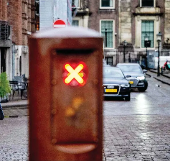  ?? R. UTRECHT/AFP ?? Mark Rutte camina por las calles de La Haya cinco días antes de dimitir, el pasado 5 de julio de 2023.