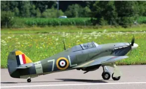  ??  ?? Un seul Autrichien dans cette compétitio­n, mais habitué du haut niveau, Adam Jaskiel et son merveilleu­x Sea Hurricane MK 18 (10e en F4C). L’envergure atteint les 2,71 m pour une masse de 13,5 kg sans les batteries, car le modèle possède un moteur électrique et une sono imitant le bruit du moteur réel.