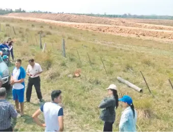  ??  ?? Grandes surcos y fosas fueron preparados para el vertedero en la compañía Ñuatî Guazú.