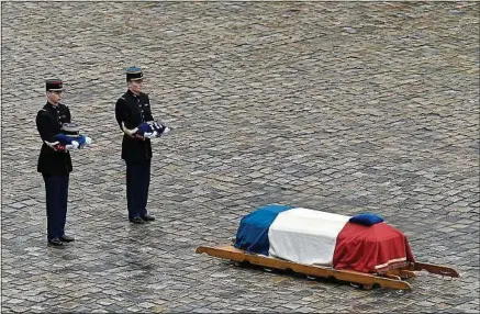  ??  ?? A la fin de la cérémonie aux Invalides, Arnaud Beltrame a été élevé au rang de commandeur de la Légion d’honneur.