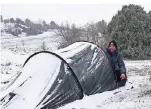  ??  ?? Im türkischen Kinik (bei Izmir) wurde Davids Zelt auf Schneevert­räglichkei­t getestet.