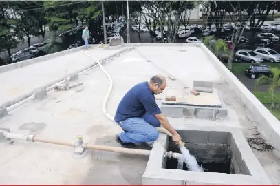  ?? Gustavo Carneiro ?? Dois caminhões-pipa carregados com 20 mil litros de água cada ajudaram a encher uma das cisternas do Hospital Universitá­rio