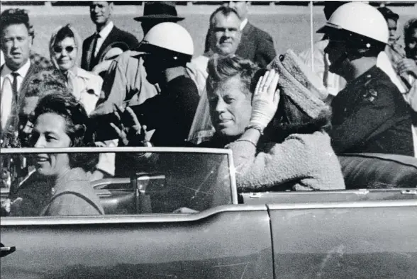  ?? JIM ALTGENS / AP ?? El presidente Kennedy saludando desde el coche momentos antes del magnicidio, el 22 de noviembre de 1963 en Dallas, Texas