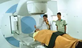  ?? BRIANIKA IRAWATI/JAWA POS ?? SOLUSI: Dokter Bambang Widjanarko menunjukka­n peralatan radioterap­i di Adi Husada Cancer Centre (AHCC) dengan percobaan model pasien kemarin.