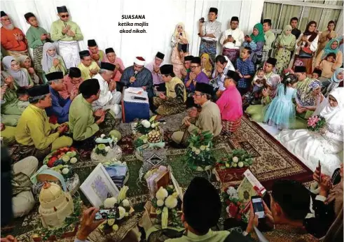  ??  ?? SUASANA ketika majlis akad nikah.