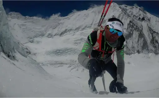  ??  ?? Avril 2017, en reconnaiss­ance sur le flanc ouest de l’Everest. Derrière Ueli, le Nuptse et la voie Scott. En solo sur l’arête de l’Aiguille Noire de Peuterey en 2014. Photo Robert Bösch.