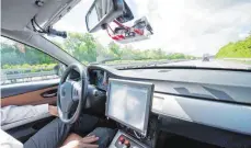  ?? FOTO: DPA ?? Ein Mitarbeite­r von Bosch fährt auf der Autobahn 81 bei Abstatt in einem Auto, das als Prototyp für autonomes Fahren genutzt wird: Der Zulieferer ist weltweit Spitzenrei­ter bei Patenten für autonomes Fahren.
