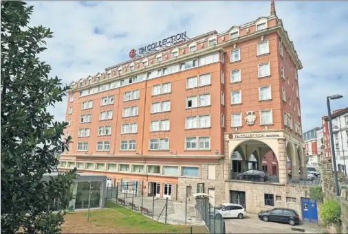  ??  ?? Vista exterior del hotel Finesterre de A Coruña, lugar en el que continúa hospedada la expedición del Fuenlabrad­a.