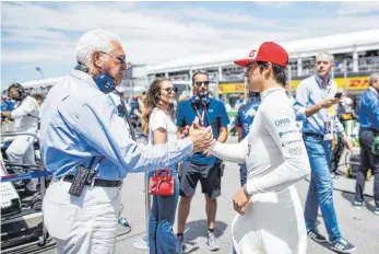  ?? FOTO: IMAGO ?? Vater, Finanzier – und bald auch Teamchef in der Formel 1? Lawrence Stroll und Sohn Lance.