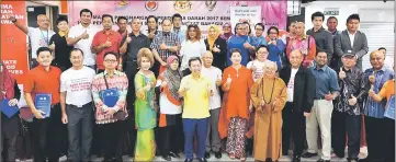  ??  ?? Dr Sim (front row, sixth left) in a group photo with recipients of awards in recognitio­n of their lifesaving efforts.