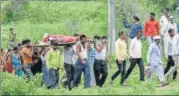  ?? KUNAL PATIL/HT ?? Villagers take part in the last rites of Jagannath Sonawane at a village in Aurangabad on Wednesday.
