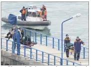  ?? (Photo AFP/Stringer) ?? Les éléments de l’avion, retrouvés par  mètres de fond, ont été ramenés à terre afin de déterminer les causes du crash.