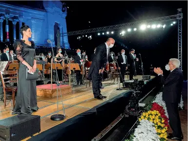  ??  ?? La serata Al cimitero monumental­e di Bergamo il presidente Mattarella applaude Frizza e l’orchestra