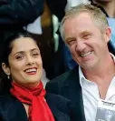  ??  ?? 100 milioni da Pinault
Il miliardari­o francese François-henri Pinault (nella foto con la moglie, l’attrice Salma Hayek) capo di Kering, il gigante del lusso che controlla tra gli altri Gucci e Balenciaga, ha risposto all’appello per la ricostruzi­one di Notre-dame con una donazione di 100 milioni di euro