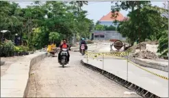  ?? GUSLAN GUMILANG/JAWA POS ?? JALAN KABUPATEN: Proyek pembanguna­n Jalan Karangando­ng-Kesamben Kulon yang dibeton dan ditinggika­n. Pada 2018, pemkab memperbaik­i 20 titik jalan kabupaten.