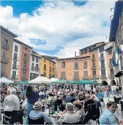  ?? ?? Asistencia registrada ayer en la plaza Mayor de Graus para visitar la Feria Agroalimen­taria “Graustronó­mica”.