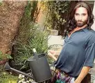  ??  ?? „ Schinkenfl­eckerln oder Beef Tatar?“: Conchita beim „ Krone“- Gespräch im Garten des Motto