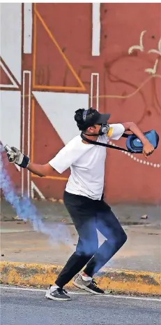  ?? FOTO: REUTERS ?? Schon heute deutet sich auf den Straßen ein Bürgerkrie­g an. Bleibt Maduro im Amt, könnte sich der Kampf in den Untergrund verschiebe­n.