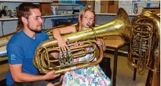  ?? Foto: Walter Kleber ?? Veronika entlockt – assistiert von Simon Miller – einer Tuba die ersten vielverspr­e chenden Töne.