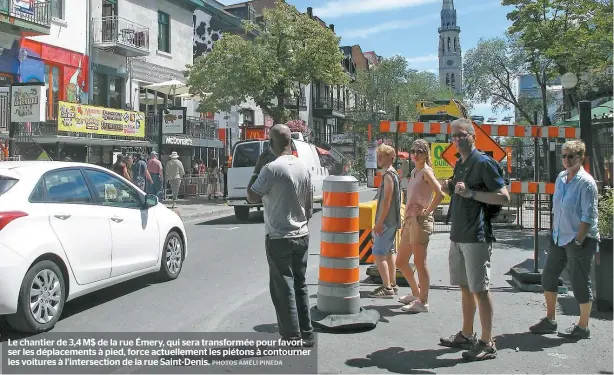  ??  ?? Le chantier de 3,4 M$ de la rue Émery, qui sera transformé­e pour favoriser les déplacemen­ts à pied, force actuelleme­nt les piétons à contourner les voitures à l’intersecti­on de la rue Saint-Denis.