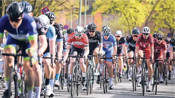  ?? FOTOS: LARS FRÖHLICH ?? Die Bedingunge­n waren für die Radsportle­r bei der Auftakt-Etappe der Ruhrpott-Tour optimal.