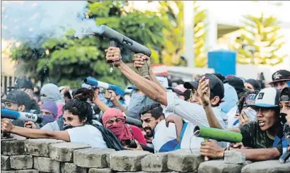  ?? OSWALDO RIVAS / REUTERS ?? Manifestan­tes con lanzagrana­das caseros en los enfrentami­entos del miércoles en Managua