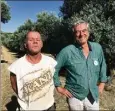  ??  ?? Sylvain Bernard, chef de culture, et Serge De Cuyper, propriétai­re du domaine, ne veulent plus utiliser d’insecticid­e contre la mouche de l’olive.