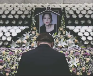  ?? The Associated Press ?? UNFORTUNAT­E PRESSURES: A South Korean man pays tribute to K-pop star Goo Hara at a memorial altar at the Seoul St. Mary's Hospital in Seoul, Monday. Hara was found dead at her home in Seoul on Sunday, police said.