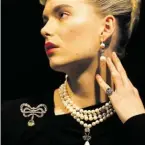  ?? BILD: SN/APA/AFP/DANIEL LEAL-OLIVAS ?? Ein Model trägt den Schmuck Marie Antoinette­s.