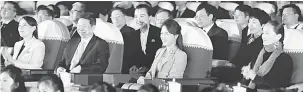  ?? — Gambar AFP ?? MISI MENAWAN HATI: Gambar yang dirakam kelmarin dan diserahkan KCNA semalam menunjukka­n (barisan tengah dari kiri) Kim Yo Jong, Song Tao dan Ri Sol Ju menyaksika­n persembaha­n balet oleh Balet Negara China di Pyongyang.