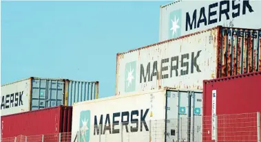  ?? ?? Contenedor­es de Maersk en un puerto