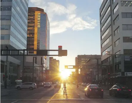  ?? LUCA VANZELLA ?? ‘Edmontonhe­nge’ happens during the equinoxes when the sun rises due east and sets due west, which makes the sun rise and set along most of our avenues in Edmonton.