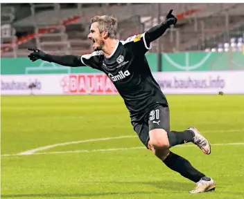  ?? FOTO: CLAUS BERGMANN/IMAGO IMAGES ?? Fin Bartels konnte am Mittwoch im DFB-Pokalspiel gegen Bayern München gleich mehrfach jubeln. Hier freut sich Kiels Stürmer über das Tor seiner Mannschaft zum späten 2:2.