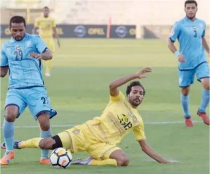  ??  ?? Al Wasl and Hatta players fight for the ball during their Arabian Gulf League match at the Zabeel the Stadium on Friday.