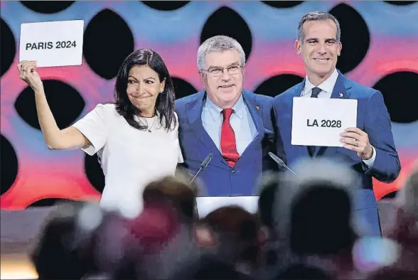  ?? FABRICE COFFRINI / AFP ?? Anne Hidalgo (alcaldesa de París), Thomas Bach y Eric Garcetti (alcalde de Los Ángeles) posando ayer en Lima