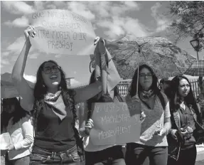  ??  ?? ACTIVIDAD. El apoyo a la despenaliz­ación se vivió en los alrededore­s de la Asamblea Nacional. Opositores al aborto también fueron parte de la jornada.