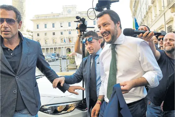  ?? AFP ?? Salida. El nuevo ministro del Interior italiano, Matteo Salvini, pretende expulsar a cerca de medio millón de inmigrante­s indocument­ados.