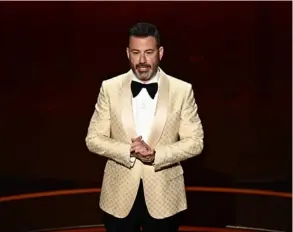  ?? AFP ?? Jimmy Kimmel bromeó sobre la adicción de Robert Downey Jr. y envió un mensaje al expresiden­te Donald Trump.