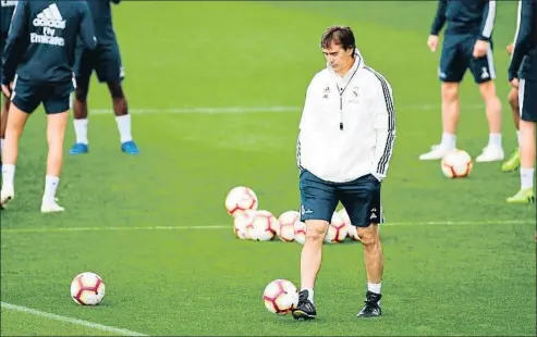  ?? GABRIEL BOUYS / AFP ?? El entrenador del Real Madrid, Julen Lopetegui, ayer durante la sesión de trabajo del equipo blanco