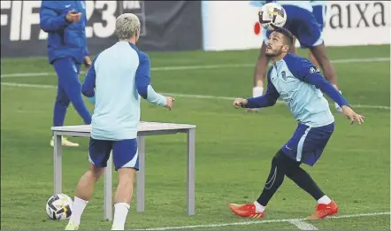  ?? Foto: EFE ?? El capitán colchonero, junto a Griezmann, en la sesión del jueves dos días antes de ser leyenda absoluta