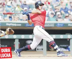  ??  ?? El boricua Eddie Rosario y los Mellizos de Minnesota tienen en sus manos el segundo comodín de la Liga Americana, pero hay equipos muy cerca de ellos.