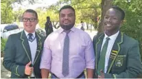 ?? Picture: REO VAN SCHALKWYK ?? GOOD TO MEET YOU: Cathcart High School 2018 headboy, Lance Theron and fellow pupil Nkcubeko Matontsi had the opportunit­y to have their photo taken with former Springbok rugby player Khaya Malotana recently