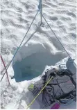  ?? FOTOS: HELMUT LERJEN, RICHARD LEHNER/AIR ZERMATT/DPA ?? Blick in die Gletschers­palte auf dem Grenzglets­cher im Monte-Rosa-Massiv oberhalb von Zermatt. Hier hat eine Frau fast zwei Tage und zwei Nächte überlebt, ehe die Retter (re.) sie bargen.