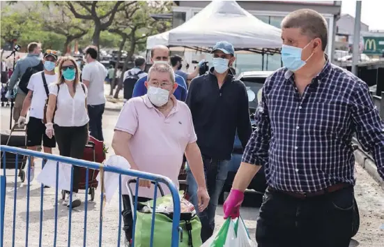  ?? Foto: Ángel García ?? Auf allen Märkten gilt nach wie vor Maskenpfli­cht und der Zugang ist beschränkt.