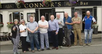  ??  ?? Darren Kavanagh (fifth from left) with some local customers and visitors from the US outside O’Connors in Tinahely.