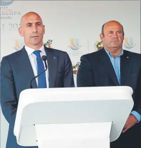  ?? FOTO: EFE ?? Luis Rubiales, presidente de la RFEF, y Òscar Grau, CEO del Barça, ayer en Madrid